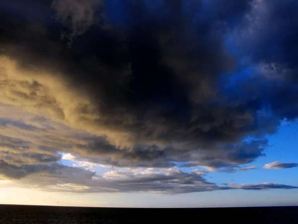 Paysage Nuageux Nuages Colorés Coucher Soleil Près Océan — Photo