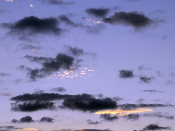 海の近くの日没時の色の雲 — ストック写真