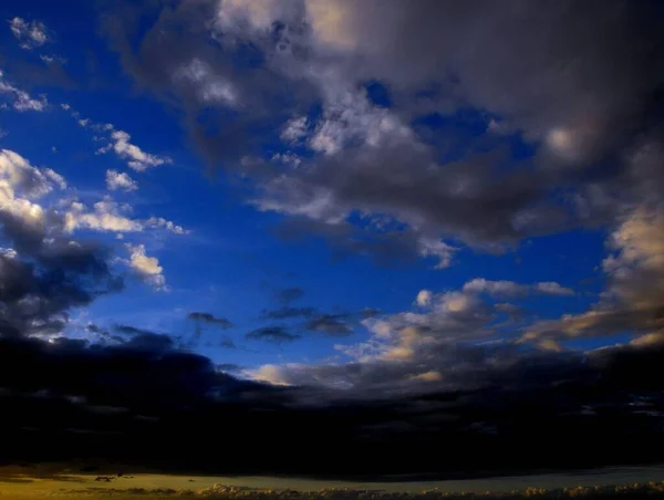 Cloudscape Nuvens Coloridas Pôr Sol Perto Oceano — Fotografia de Stock