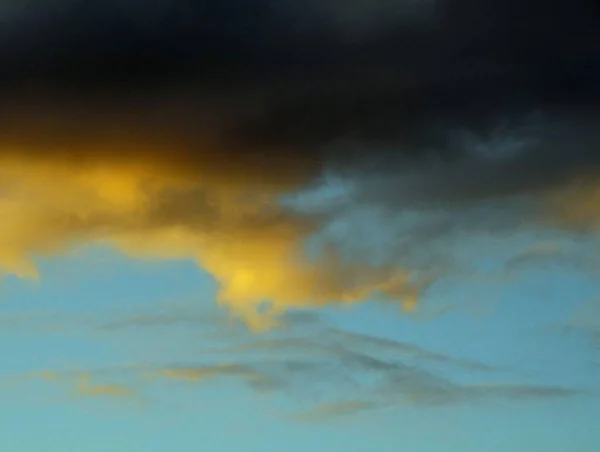 Wolken Gekleurde Wolken Bij Zonsondergang Bij Oceaan — Stockfoto