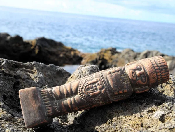 Статуя Древней Майя Скалах Океана — стоковое фото