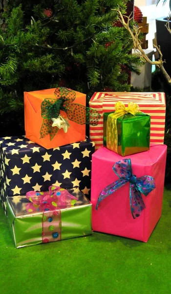 Quelques Cadeaux Noël Présents Avec Papier Typique — Photo