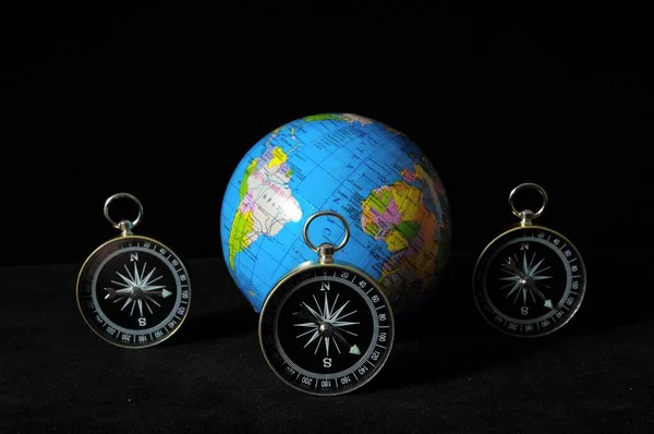 Planetjorden Och Kompass Svart Bakgrund Orientering — Stockfoto