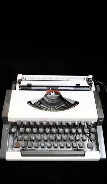 Старая Дорожная Старинная Пишущая Машинка Черном Фоне — стоковое фото