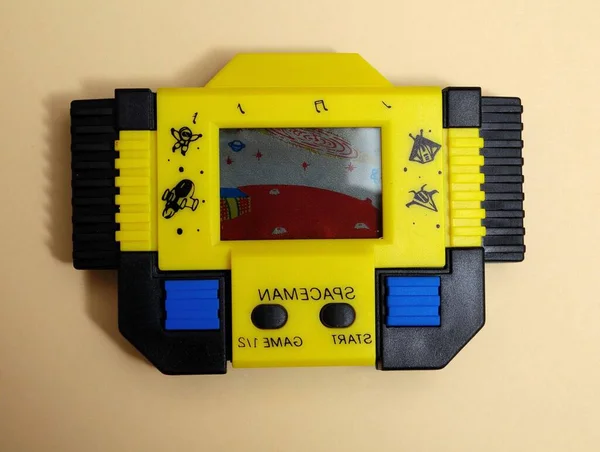 一个老黄色老式视频游戏与四个按钮 — 图库照片