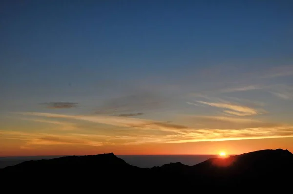 山の中の夕日背景としての写真 — ストック写真