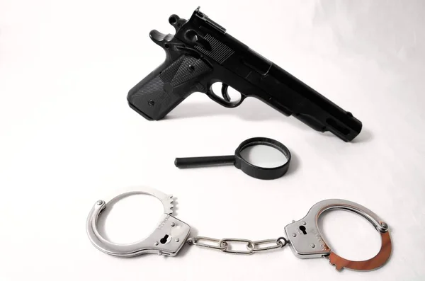 Pistola Concepto Crimen Arma Esposas Fondo Blanco —  Fotos de Stock