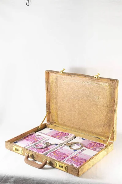 Una Maleta Llena Billetes Esposas Rosados 500 Euros — Foto de Stock