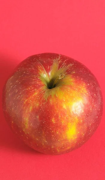 Одне Соковите Гаряче Червоне Яблуко Над Кольоровим Тлом — стокове фото