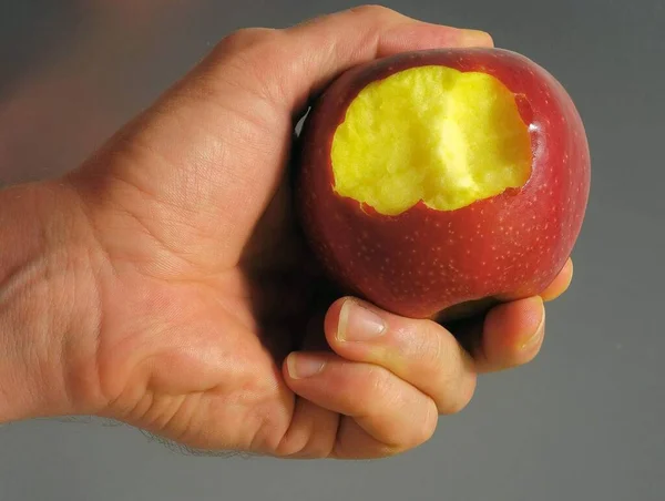 Bitterroter Apfel Auf Farbigem Hintergrund — Stockfoto