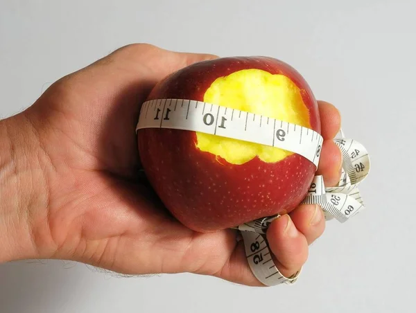 Dieta Mordida Apple Medidor Mão Fundo Colorido — Fotografia de Stock