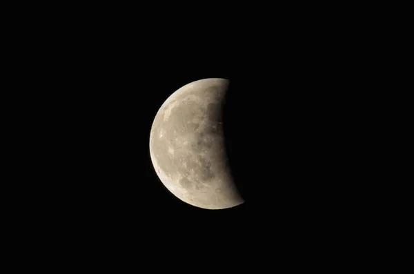 黑色夜晚的月偏食 — 图库照片