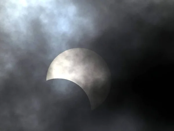 2013年3月11日曇りの日の部分日食 — ストック写真