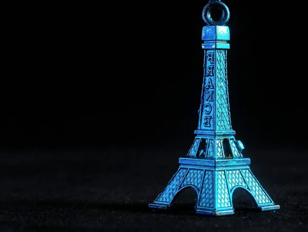 Statuette Tour Eiffel Bleue Sur Fond Noir — Photo