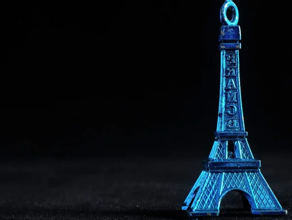 Statuette Tour Eiffel Bleue Sur Fond Noir — Photo