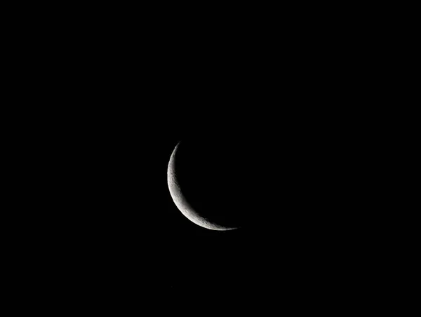 一个非常小的早期月亮在夜深 — 图库照片