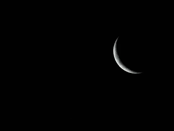 一个非常小的早期月亮在夜深 — 图库照片