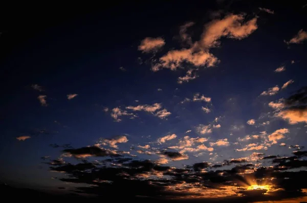 Chmury Chmury Kolorowe Zachodzie Słońca Pobliżu Oceanu — Zdjęcie stockowe