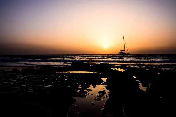 Foto Una Barca Vela Silhouette Tramonto — Foto Stock