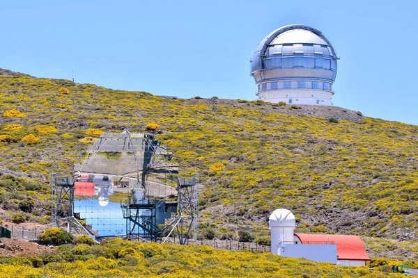 Foto Van Een Moderne Wetenschappelijke Astronomische Sterrenwacht Telescoop — Stockfoto