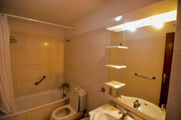 Banyo Içi Bembeyaz Küveti Ayrı — Stok fotoğraf