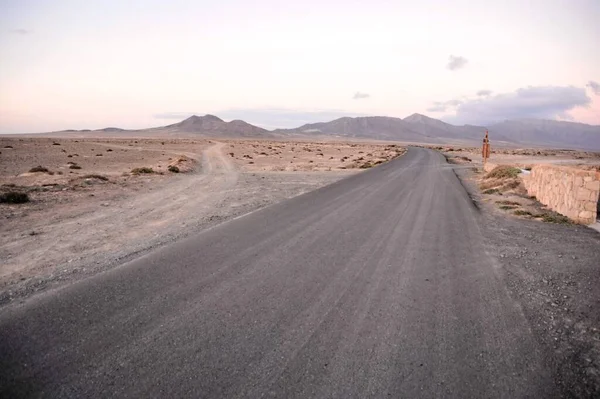 图为郊野沙漠泥泞道的图片 — 图库照片