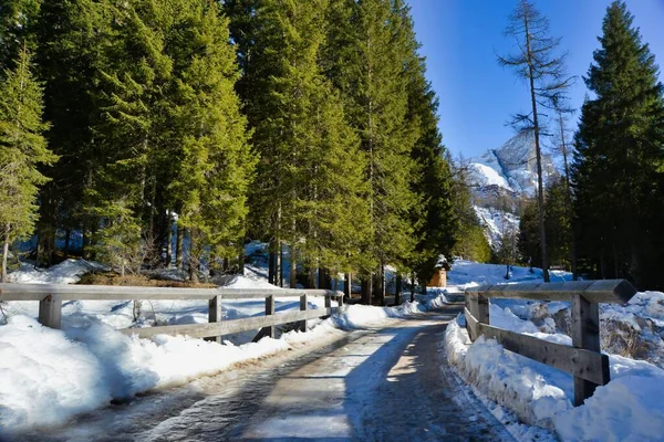 Dağlarda Yol Arka Plan Olarak Fotoğraf — Stok fotoğraf