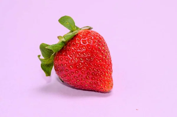 Frische Reife Erdbeerfrüchte Auf Farbigem Hintergrund — Stockfoto