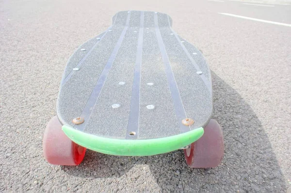 Estilo Vintage Longboard Black Skateboard Camino Vacío Del Desierto Asfalto —  Fotos de Stock