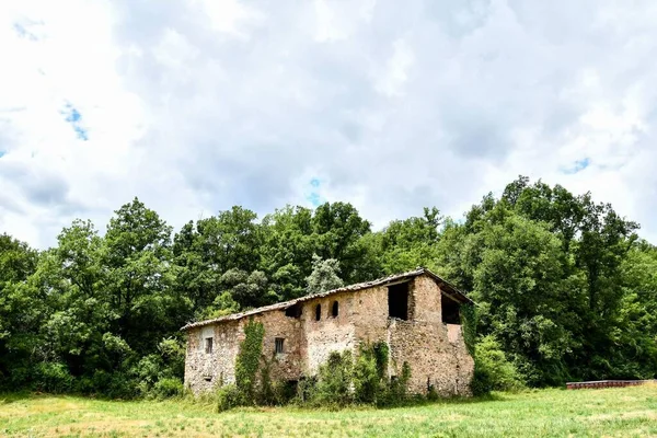 丘の上の古い家背景としての写真デジタル画像 — ストック写真