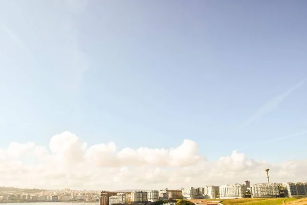 Városi Táj Kék Égbolttal Felhőkkel Fotó Háttérként Digitális Kép — Stock Fotó