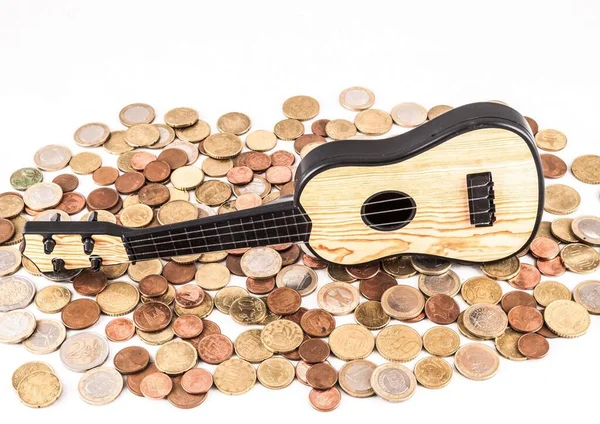 商业货币概念 硬币与吉他的图景 — 图库照片