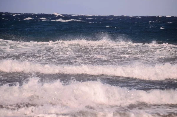 Atlantik Okyanusunda Büyük Mavi Dalga Dalgaları Kırılıyor — Stok fotoğraf