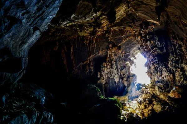 島のトンネル内の洞窟は — ストック写真