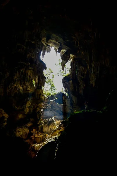 岛上隧道里的洞穴 — 图库照片