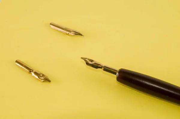 Pluma Estilográfica Plumas Sobre Fondo Amarillo —  Fotos de Stock