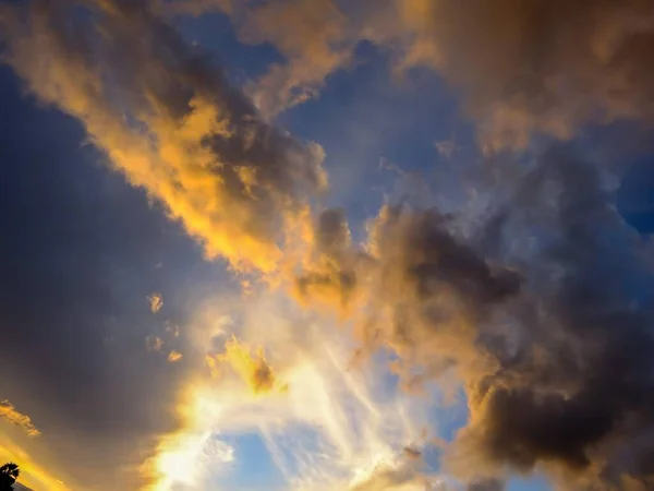 Beau Ciel Couchant Avec Nuages — Photo