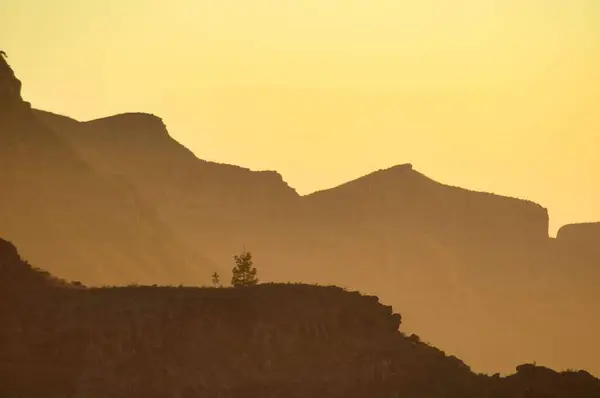 Όμορφο Τοπίο Βουνά Στο Ηλιοβασίλεμα — Φωτογραφία Αρχείου