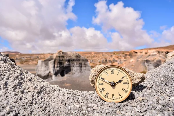 Kayalık Sahildeki Saat — Stok fotoğraf