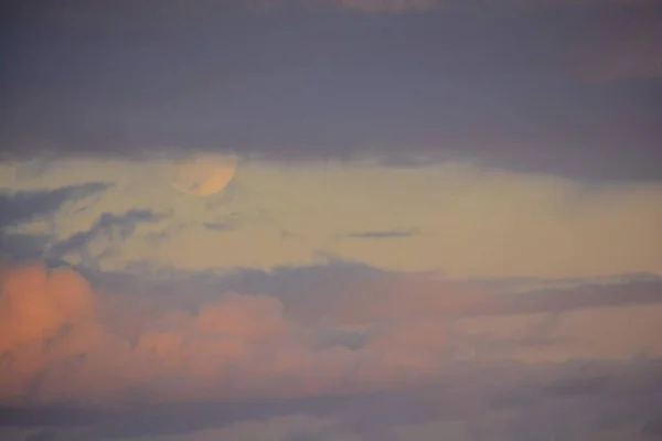 雲に包まれた美しい夕日の空 — ストック写真