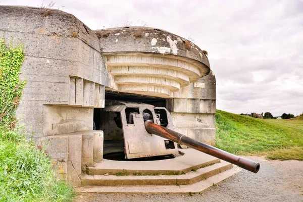 被遗弃的军事基地上的旧大炮 — 图库照片