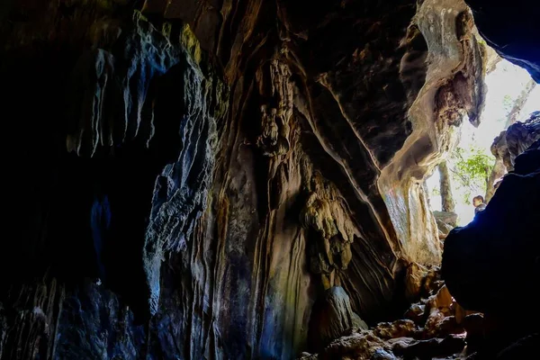 Όμορφη Θέα Του Σπηλαίου Στα Βουνά — Φωτογραφία Αρχείου