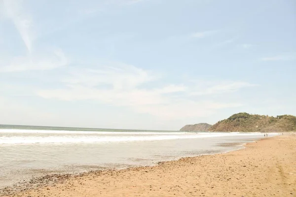 Красивий Пляж Морем Блакитним Небом — стокове фото