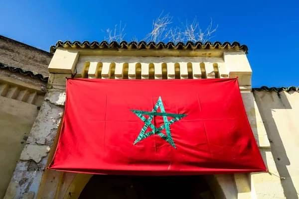 Bandera Marruecos Colgada Fachada Del Edificio Ciudad —  Fotos de Stock