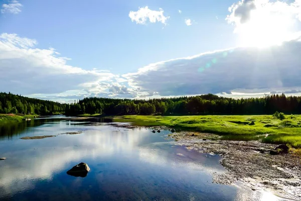 호수와 숲으로 뒤덮인 아름다운 — 스톡 사진