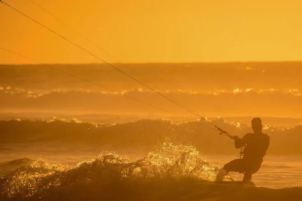 Surfista Silhueta Voando Praia — Fotografia de Stock