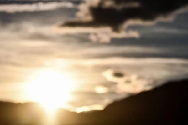 Wazige Achtergrond Van Zon Bergen Zonsondergang — Stockfoto