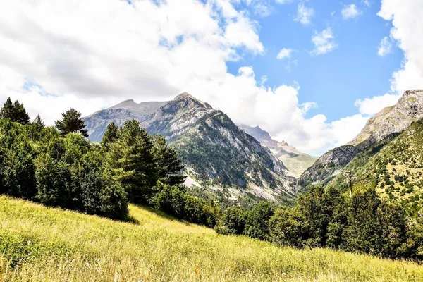 Piękny Krajobraz Górami Błękitnym Niebem — Zdjęcie stockowe