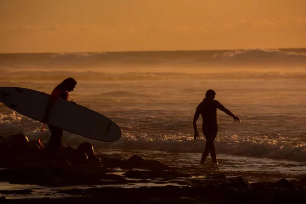 Surfeurs Avec Planches Surf Sur Plage — Photo