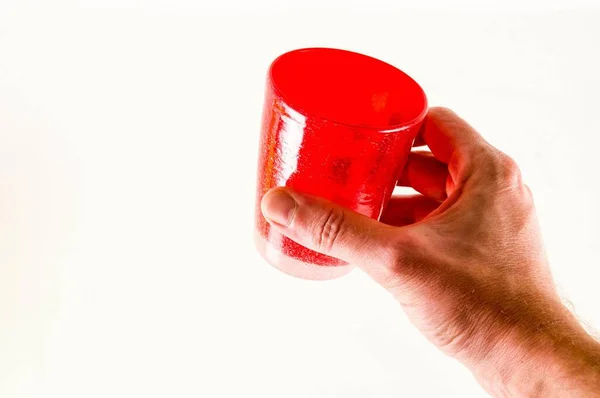 Рука Держа Красную Чашку Чая Белом Фоне — стоковое фото